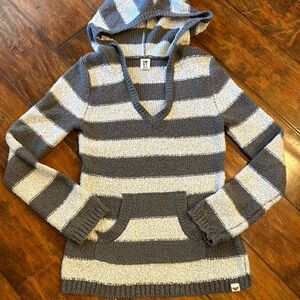Great condition Roxy gray and white sweater with hood Women’s M